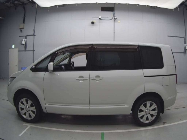 MITSUBISHI DELICA D5 2013
