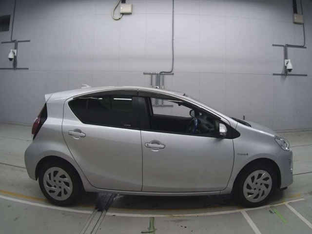 TOYOTA AQUA 2017