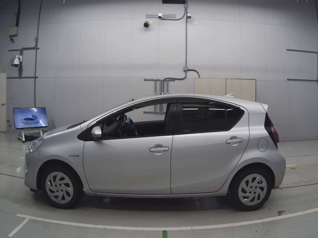 TOYOTA AQUA 2017