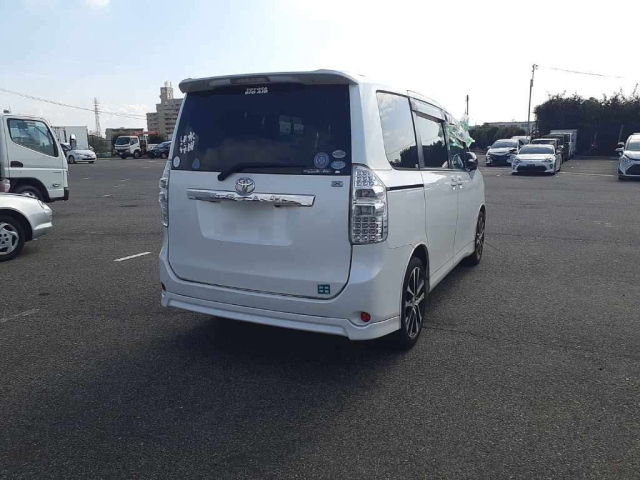 TOYOTA NOAH 2009