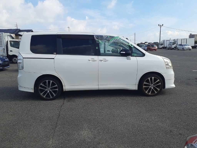 TOYOTA NOAH 2009