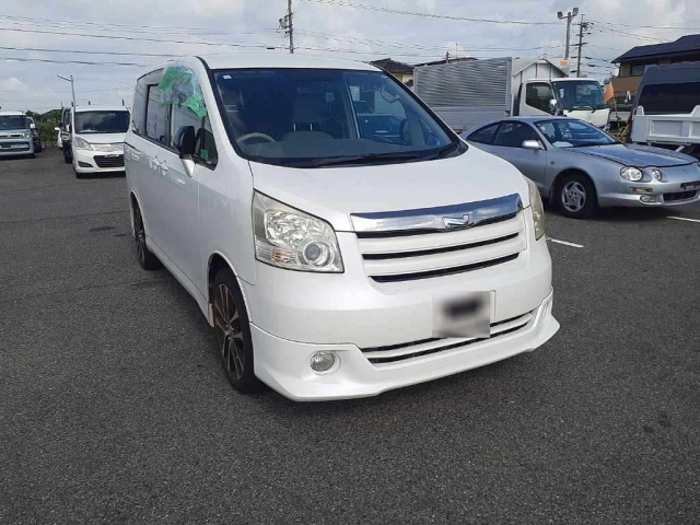 TOYOTA NOAH 2009
