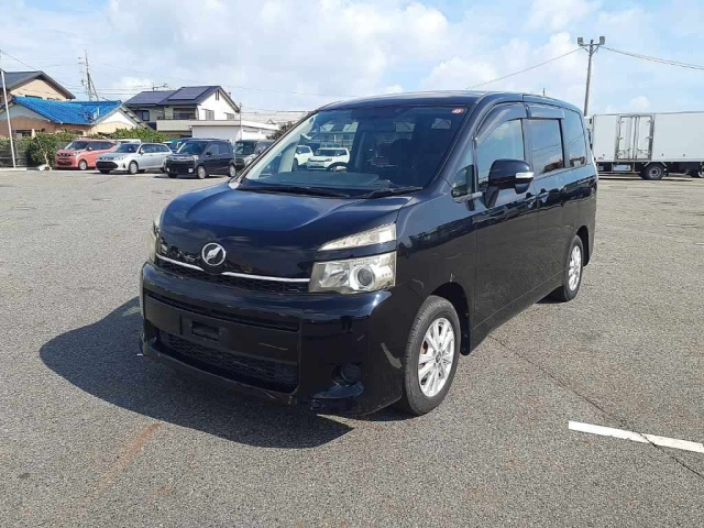 TOYOTA VOXY 2010