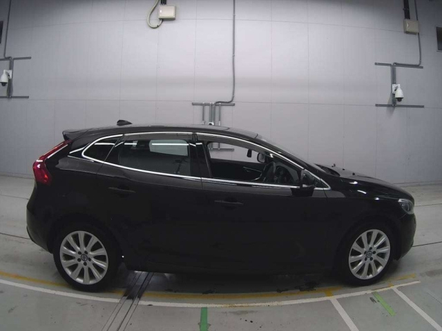 VOLVO V40 2016