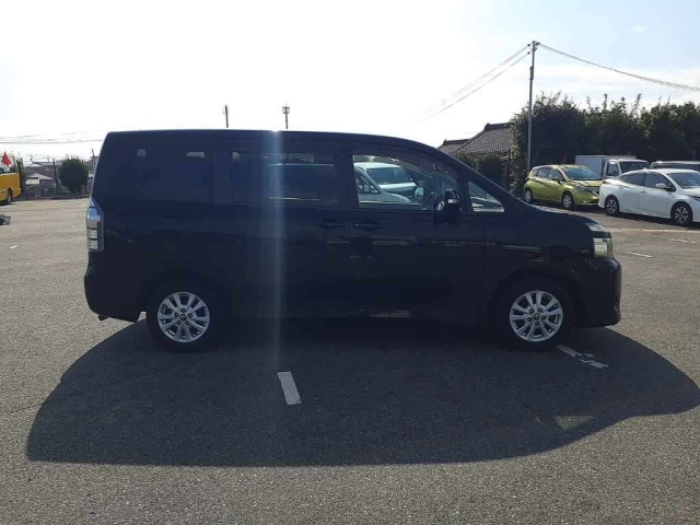 TOYOTA VOXY 2010