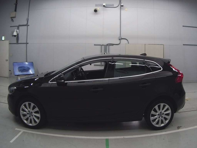 VOLVO V40 2016
