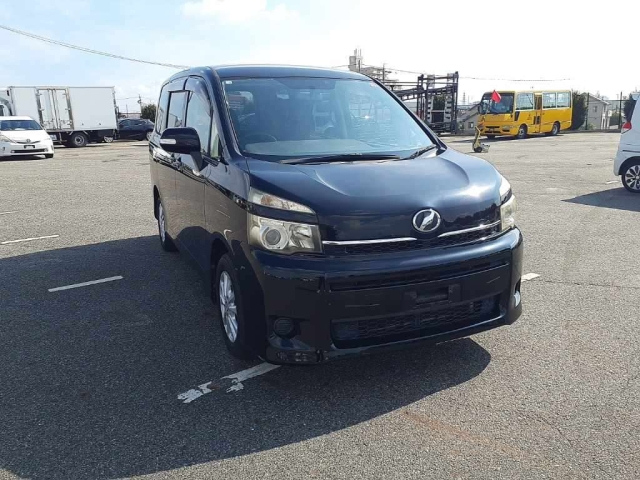 TOYOTA VOXY 2010