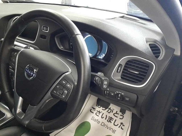 VOLVO V40 2016