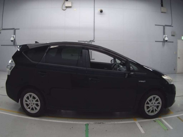 TOYOTA PRIUS ALPHA 2011