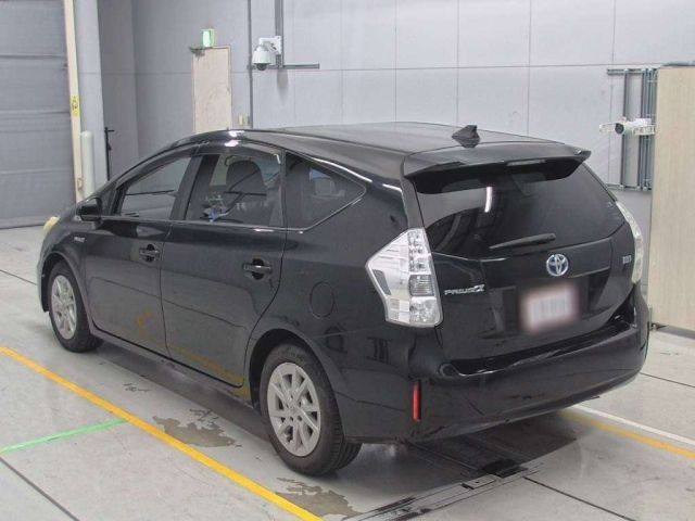 TOYOTA PRIUS ALPHA 2011