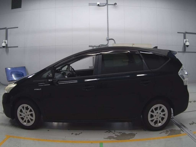 TOYOTA PRIUS ALPHA 2011