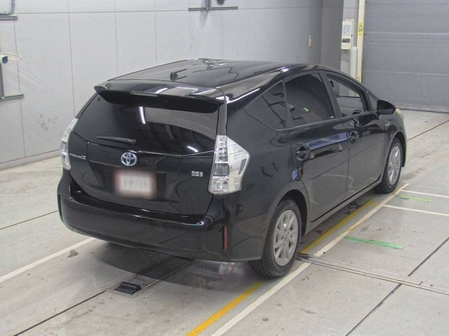 TOYOTA PRIUS ALPHA 2013