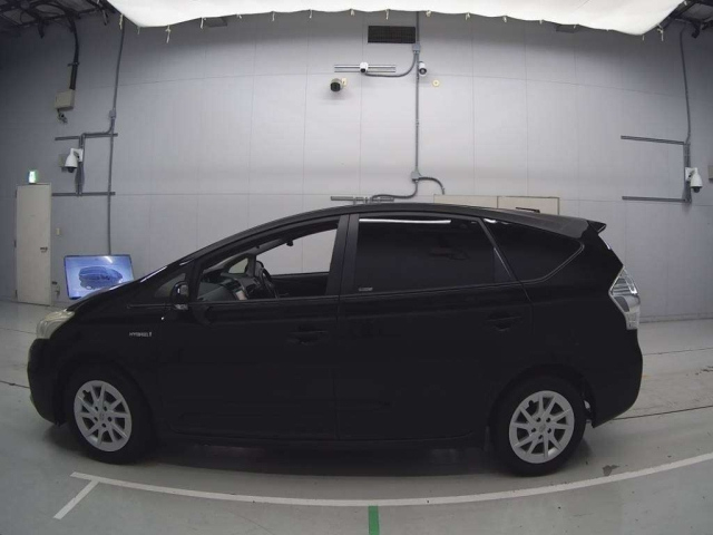 TOYOTA PRIUS ALPHA 2013