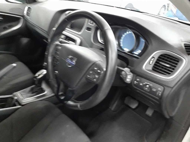 VOLVO V40 2015