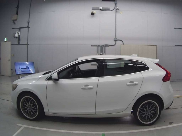 VOLVO V40 2015