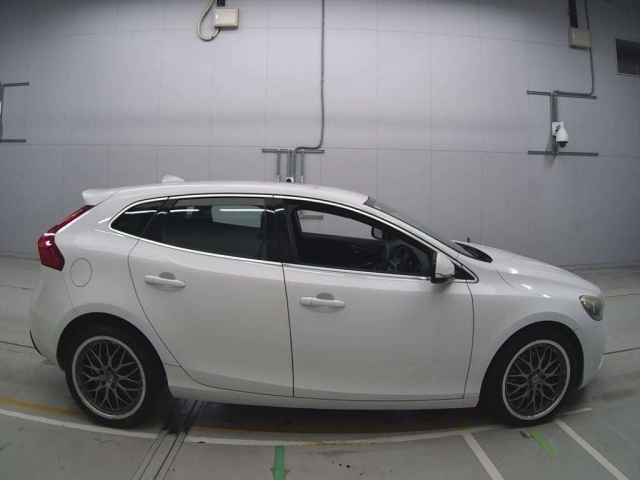 VOLVO V40 2015