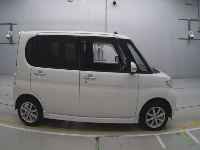 DAIHATSU TANTO 2011