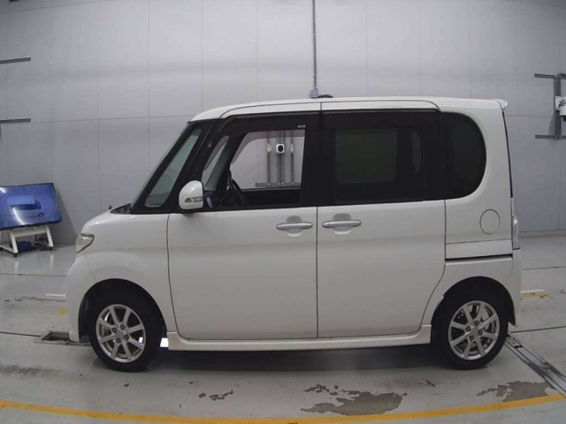 DAIHATSU TANTO 2011