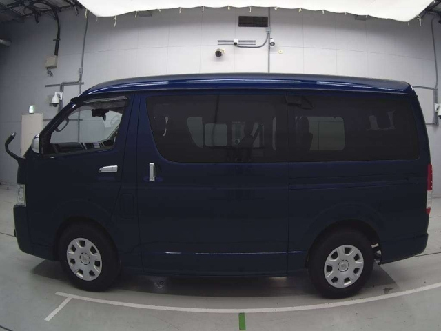 TOYOTA HIACE 2020