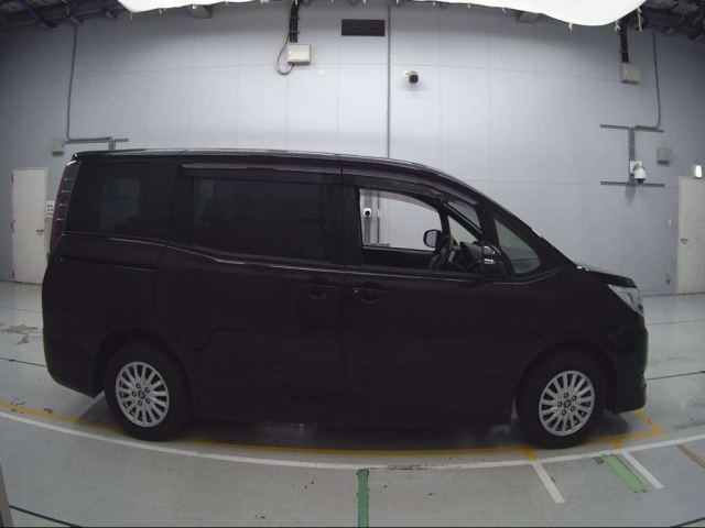 TOYOTA NOAH 2019