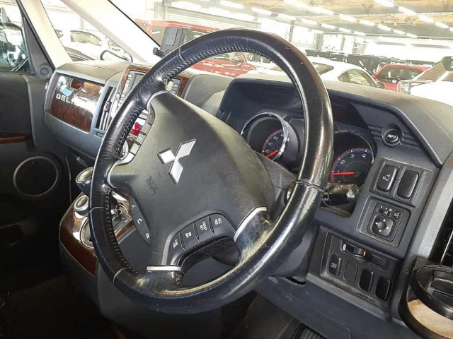 MITSUBISHI DELICA D5 2010