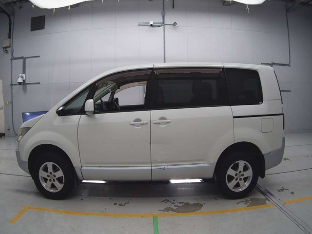 MITSUBISHI DELICA D5 2010