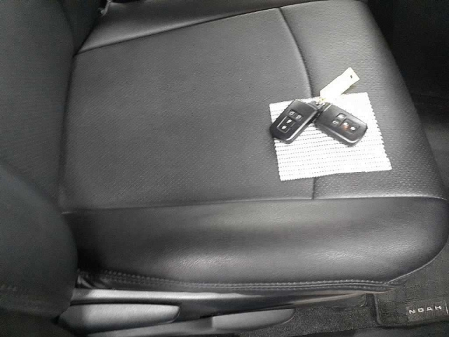 TOYOTA NOAH 2014
