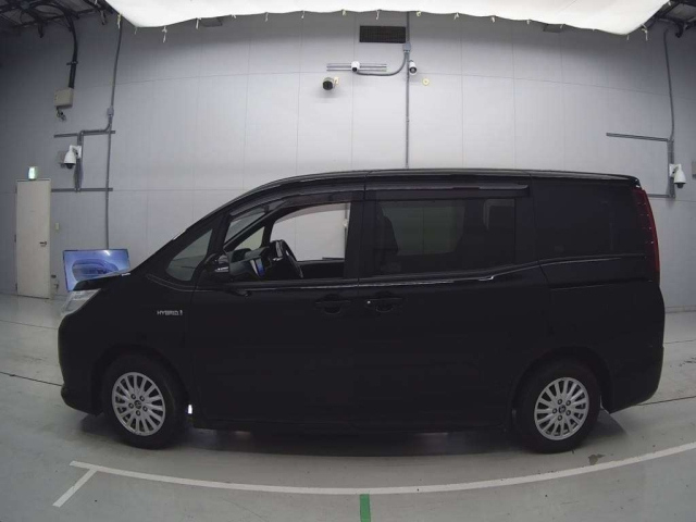 TOYOTA NOAH 2014