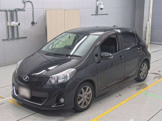 TOYOTA VITZ 2011