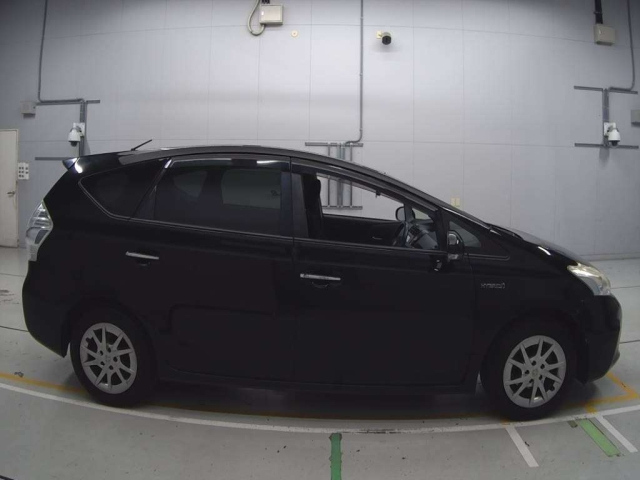 TOYOTA PRIUS ALPHA 2013