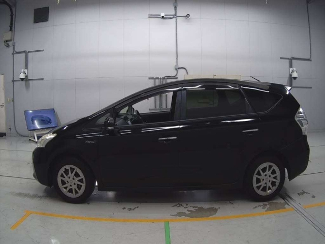 TOYOTA PRIUS ALPHA 2013