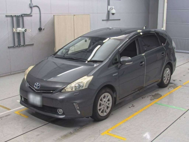 TOYOTA PRIUS ALPHA 2013
