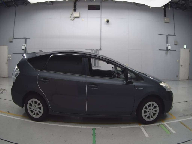 TOYOTA PRIUS ALPHA 2013