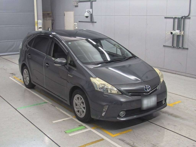 TOYOTA PRIUS ALPHA 2013