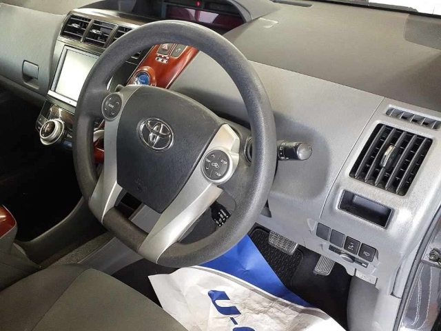 TOYOTA PRIUS ALPHA 2013