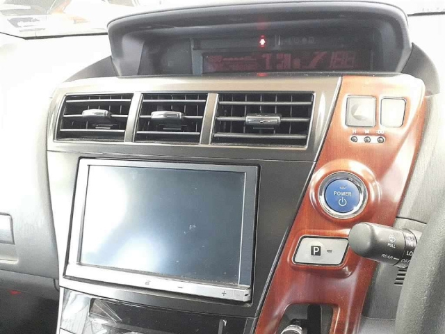 TOYOTA PRIUS ALPHA 2013