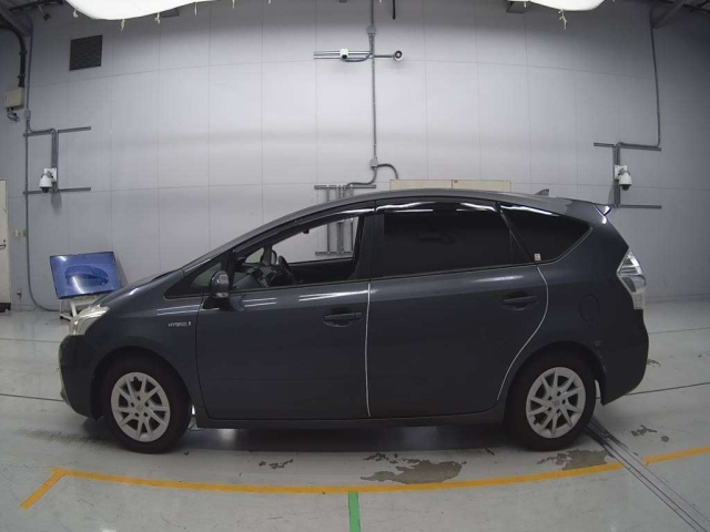 TOYOTA PRIUS ALPHA 2013