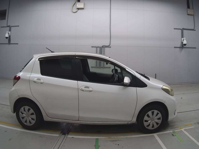 TOYOTA VITZ 2011