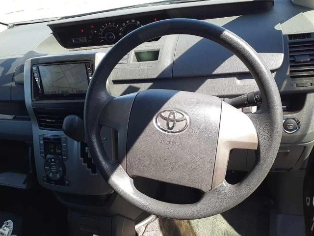 TOYOTA VOXY 2008