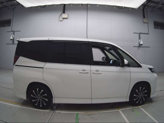 TOYOTA NOAH 2025