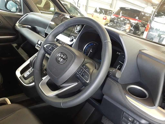 TOYOTA NOAH 2025