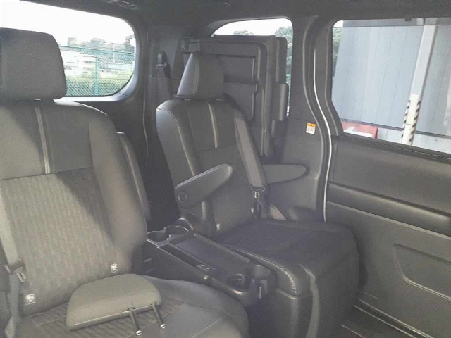 TOYOTA NOAH 2025
