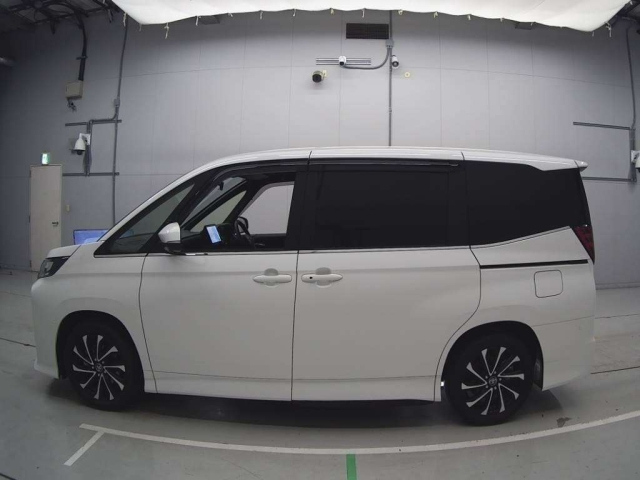 TOYOTA NOAH 2025