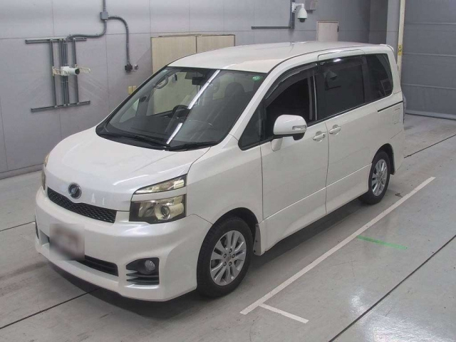 TOYOTA VOXY 2010