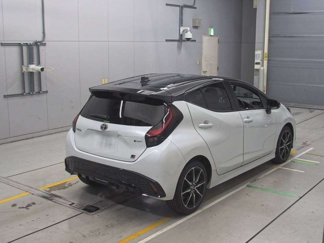 TOYOTA AQUA 2024