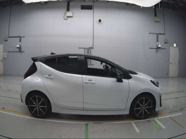 TOYOTA AQUA 2024