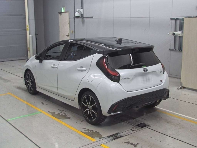 TOYOTA AQUA 2024