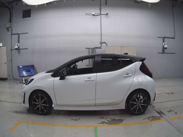 TOYOTA AQUA 2024