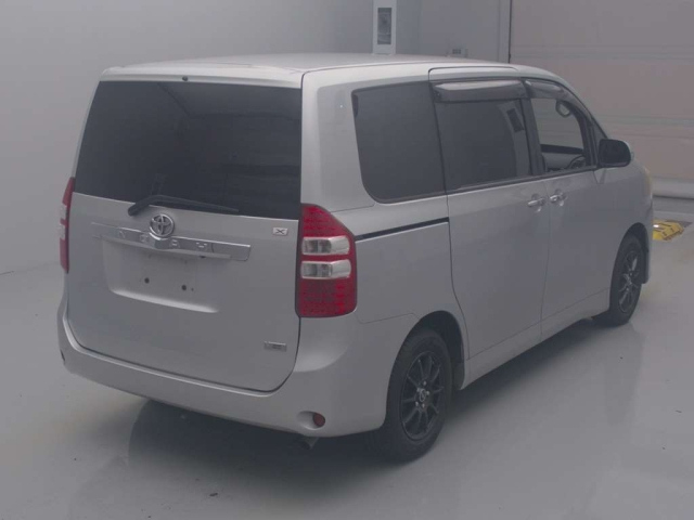 TOYOTA NOAH 2013
