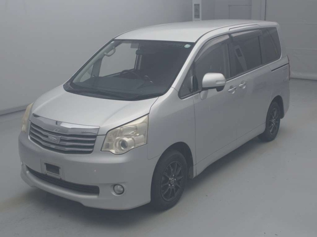 TOYOTA NOAH 2013